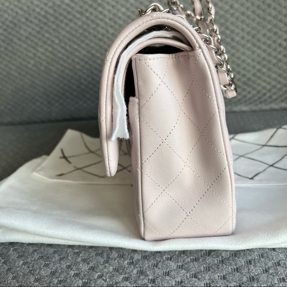 Chanel Spring 2021 Light Purple medium lambskin classic flap bag - Picture 4 of 16